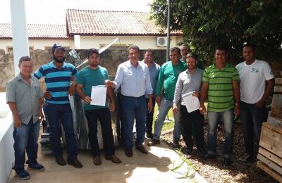 Prefeito entrega resfriador de leite para pequenos produtores rurais do munic&iacute;pio