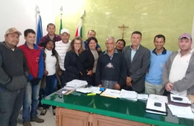 Prefeito atende indica&ccedil;&otilde;es de vereadores e determina conserto de uma cratera que se formou na rua 4