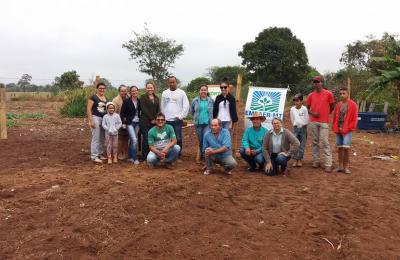 Escola Municipal Zumbi dos Palmares recebe orienta&ccedil;&atilde;o t&eacute;cnica da Empaer no cultivo de horta