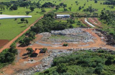 Prefeitura realiza opera&ccedil;&atilde;o tapa-buraco pela cidade e limpeza no lix&atilde;o municipal
