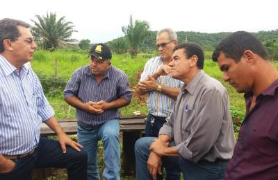 Prefeito Euclides Paix&atilde;o participa de reuni&atilde;o no assentamento Roseli Nunes