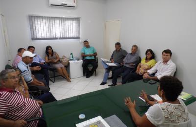 EM BUSCA DE CONSENSO
