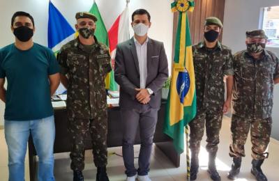 Assinatura do termo de posse da junta militar.
