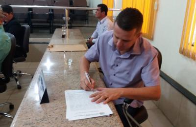 Prefeito prestigia posse de suplente de vereador na C&acirc;mara Municipal