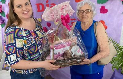 A Prefeitura Municipal, atrav&eacute;s da Secretaria de Desenvolvimento Social, realizou no &uacute;ltimo dia 12 de maio um Ch&aacute; da tarde, em comemora&ccedil;&atilde;o ao Dia das M&atilde;es.
