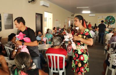 Prefeito e primeira dama distribuem ovos de P&aacute;scoa para idosos no Centro de Conviv&ecirc;ncia do Idoso!