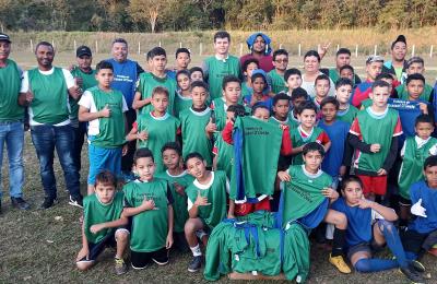 Prefeitura de Mirassol d'Oeste entrega coletes para escolinha de futebol do P&eacute; da Serra!
