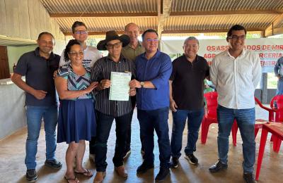 Entrega de T&iacute;tulos de Dom&iacute;nio das propriedades do Assentamento Santa Helena II