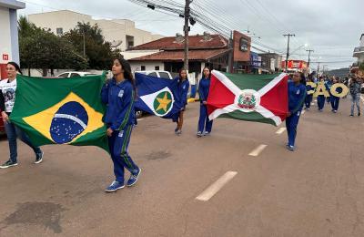 DESFILE C&Iacute;VICO NO 48&ordm; ANIVERS&Aacute;RIO DE EMANCIPA&Ccedil;&Atilde;O POL&Iacute;TICO-ADMINISTRATIVA DE MIRASSOL D'OESTE