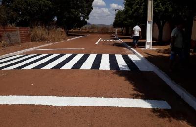 Prefeitura revitaliza faixas de pedestres em frente &agrave; escola escola Jo&atilde;o Campos Vidal, no Sonho Azul
