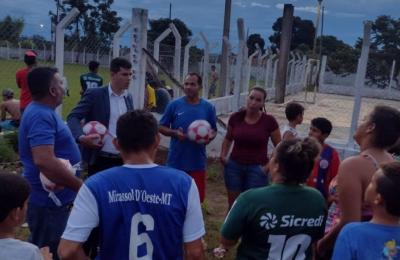 Prefeito H&eacute;ctor e vereador Romeu entrega  materiais Esportivos ao Distrito do Sonho Azul!