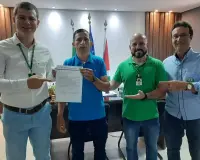 PREFEITURA EMPOSSA SERVIDOR NESTA SEGUNDA (10/04) NA &Aacute;REA DA EDUCA&Ccedil;&Atilde;O!!!