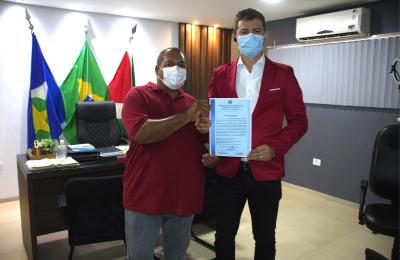 Prefeito H&eacute;tor Alvares entrega T&iacute;tulos Definitivos de Propriedades para moradores de Mirassol d'Oeste.
