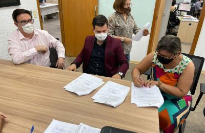 Assinando o termo de Conv&ecirc;nio na Sinfra