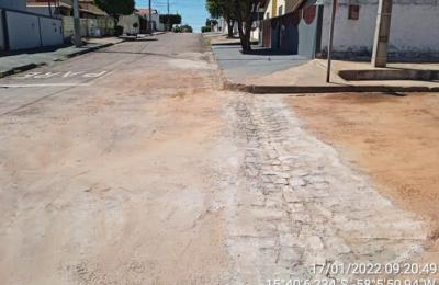 Constru&ccedil;&atilde;o de depress&atilde;o rua Francisco de Assis Diniz.