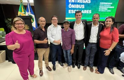 Prefeitura Municipal de Mirassol d'Oeste recebe 2 &Ocirc;nibus Rural Escolar com plataforma elevat&oacute;ria.